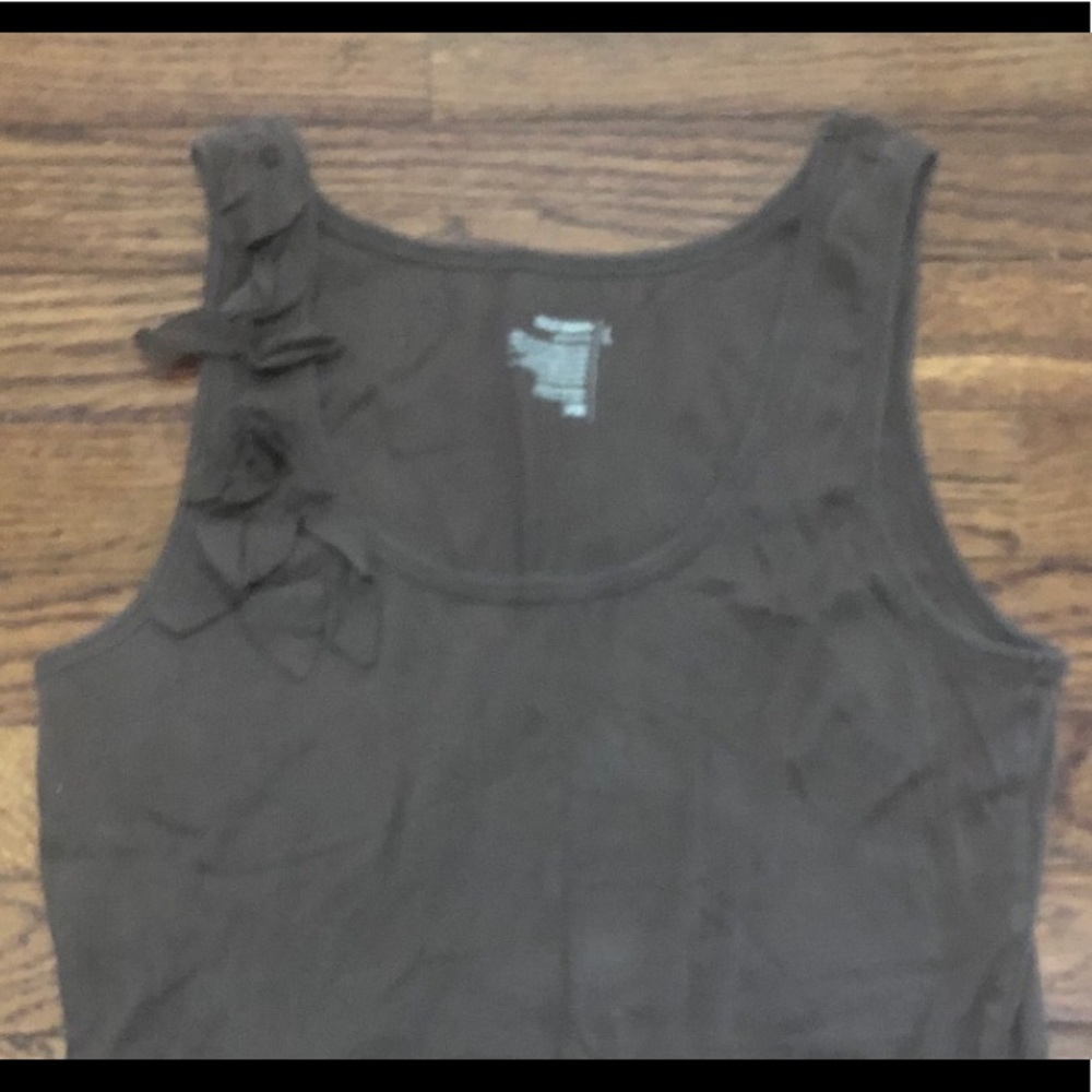 3/$18🌸 Old Navy tank top w/ floral ruffle …